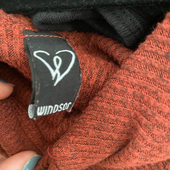 Long sleeve burnt orange crop top from Windsor size small - Picture 3 of 4